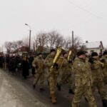 Військовий оркестр грає похоронний марш на прощанні з захисником