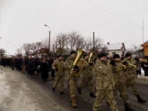 Військовий оркестр грає похоронний марш на прощанні з захисником