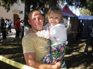 Накидалюк Петро з дівчинкою на руках