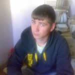 Дмитро сидить на кухні