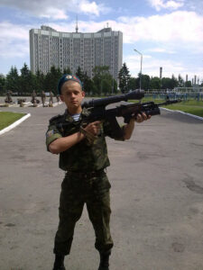 Лемещук Іван на службі в армії, стоїть у військовій формі зі зброєю