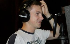 Микола на студії звукозапису записує пісню