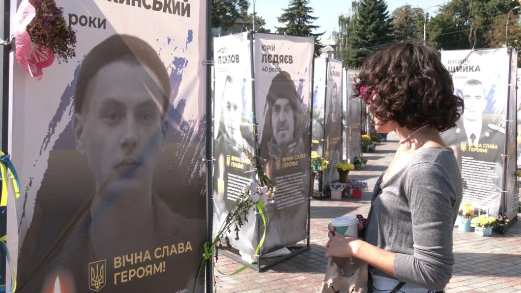 Маряна біля стенду з кавою. РОзмовляє з Назарем