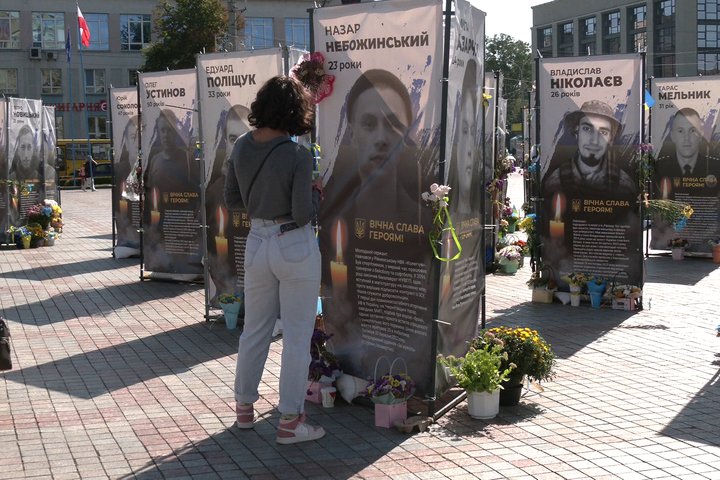 МАряна знову принесла каву коханому
