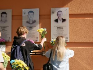 Покладання квітів до меморіальної дошки