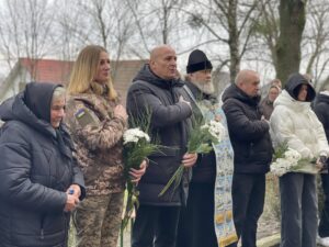 На фото Мама героя. Офіційні особи