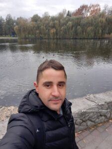 Фото Андрія Сироти. У центрі Рівнго біля озера Лебедів