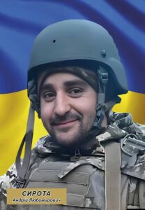 Фото. Сирота Андрій у касці