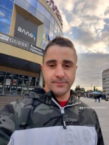 Фото . У Рівному біля будівлі  "Злата Плаза"