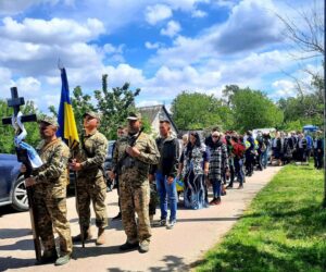 Фото крайнє  з права. Прощання з Аркадієм Рибаком у Здолбунові.