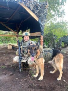 Фото. ВІктор Загорулько із вірним другом. Собакою