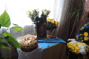 У рідній хаті. Портрет Героя. Живі квіти. Коровай