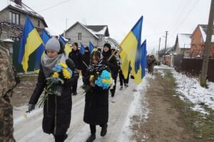 Дорогу устелили живими квітами