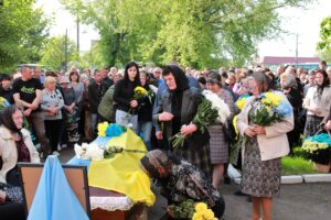 Церемонія прощання. Приклоняють голови односельці до домовини