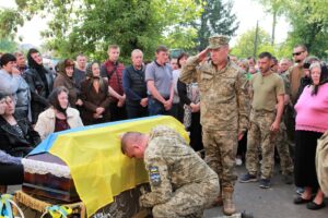 Полеглому  Юрію віддають честь військовослужбовці