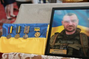 Портрет Юрія Кравчука. Поруч  військові нагороди