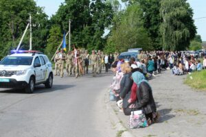 На колінах проводжали односельці полеглого захисника