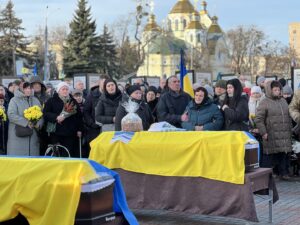 Родина зібралася біля домовини