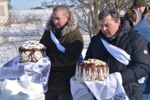 Хресні несуть коровай