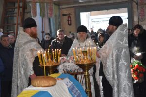 Відспівування полеглого в храмі