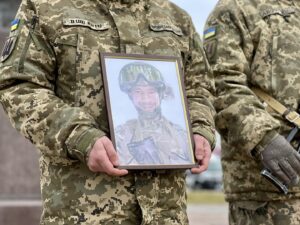 Портрет Дениса у руках військового