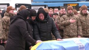 Біля домовини прощаються рідні, побратими