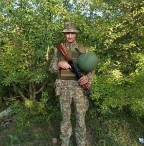 Придаток В.  Повний  зріст на фоні природи