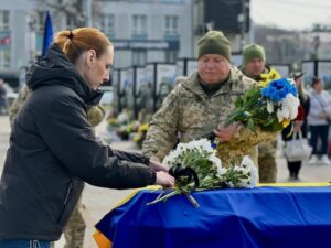 Покладання квітів на домовину