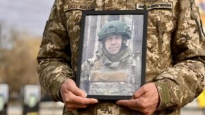 Портрет Олега Карабана у руках військовослужбовця