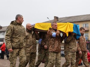 Фото. Військоі несуть домовину