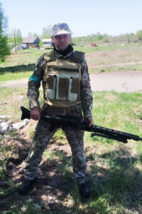 Василь Власенко зі зброєю