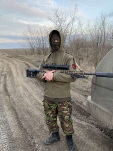 Рудика Назар із зброєю у військовій формі