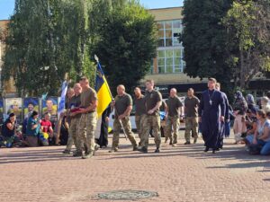 Остання дорога. Побратими батюшка, прапор