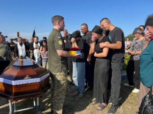 На кладовищі. Вручення рідним прапора України. 