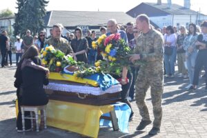 Прощання із полеглим .Багато квітів.