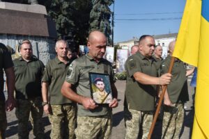 Прощання із Героєм.  На майдані -Прапор, портрет Андрія