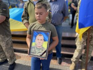 Прощання З Миколою. У руках Хлопчика портрет Героля