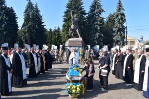 Біля домовини рідні.  Ліворкч і праворуч - священники .
