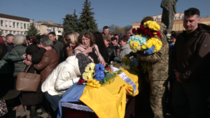 Прощання із старшим лейтенантом Багато жовто- блакитних квітів