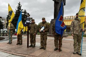 На Майдані в Рівному прощалися і полеглим. У руках : Прапори, Хрест, портрет
