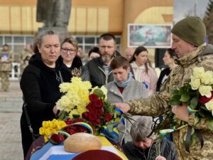 Прощання на майдані в Рівному. Покладання  квітів на домовину
