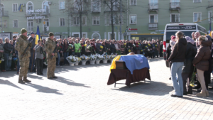 Прощання на  айдані. Багато людей. Кошики живих квітів