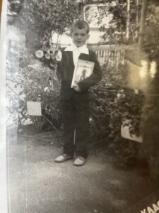 Школяр з букварем 