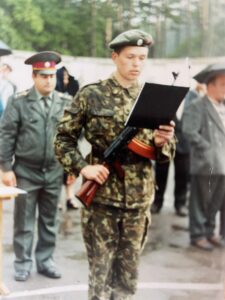 Солдат Андрій  приймає присягу