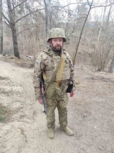 У військовому спорядженні