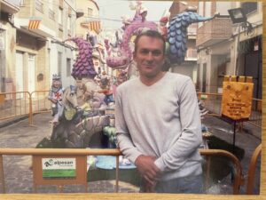 Літо Микола на фоні екзотичних фігур