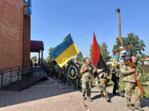 Остання дорога.Попереду колони: Хрест, прапор, вінки