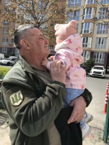 Юрій Миколайович  з дитиною на руках