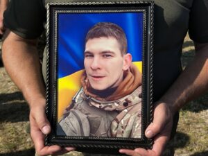 Прощальна церемонія. ПортретНазара у руках побратима