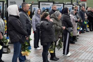 У руках присутніх на майдані: жовто-блакитні квіти